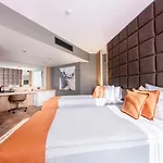 מלון Grand Sapphire 4*